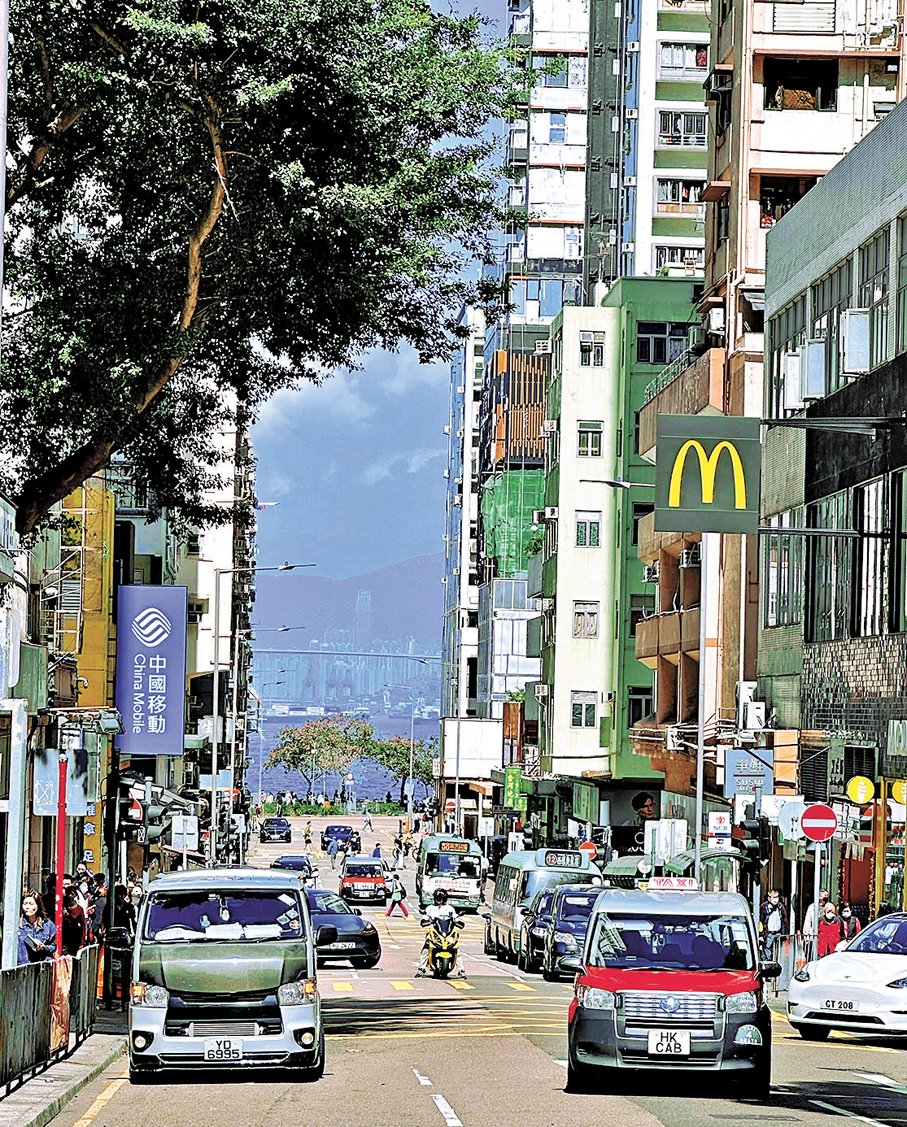 ●堅尼地城海旁是近年新興的「打卡」熱點，政府有意就該區興建新行人通道進行諮詢。 資料圖片