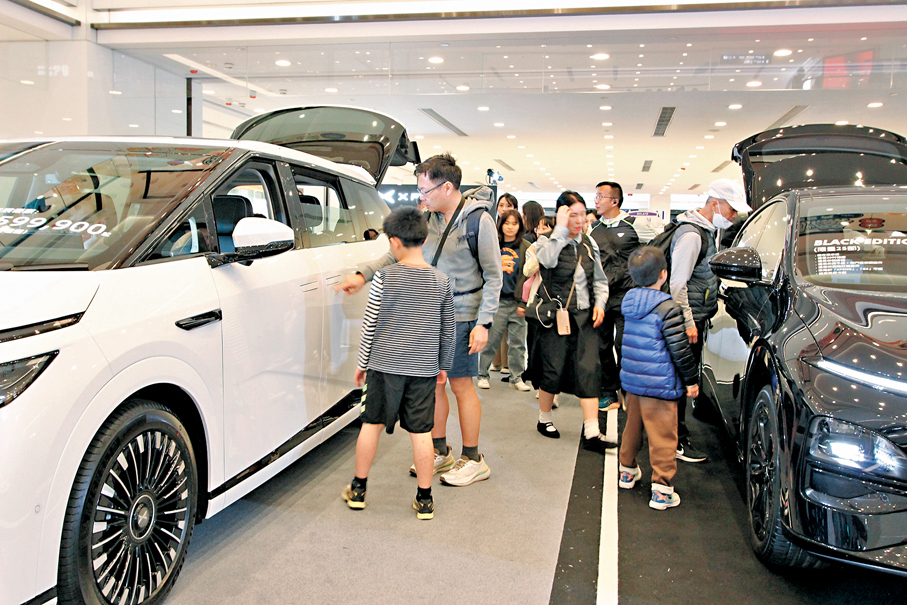 ●有燃油車車主趕在限期前「拍板」買電動車。 香港文匯報記者黃艾力 攝