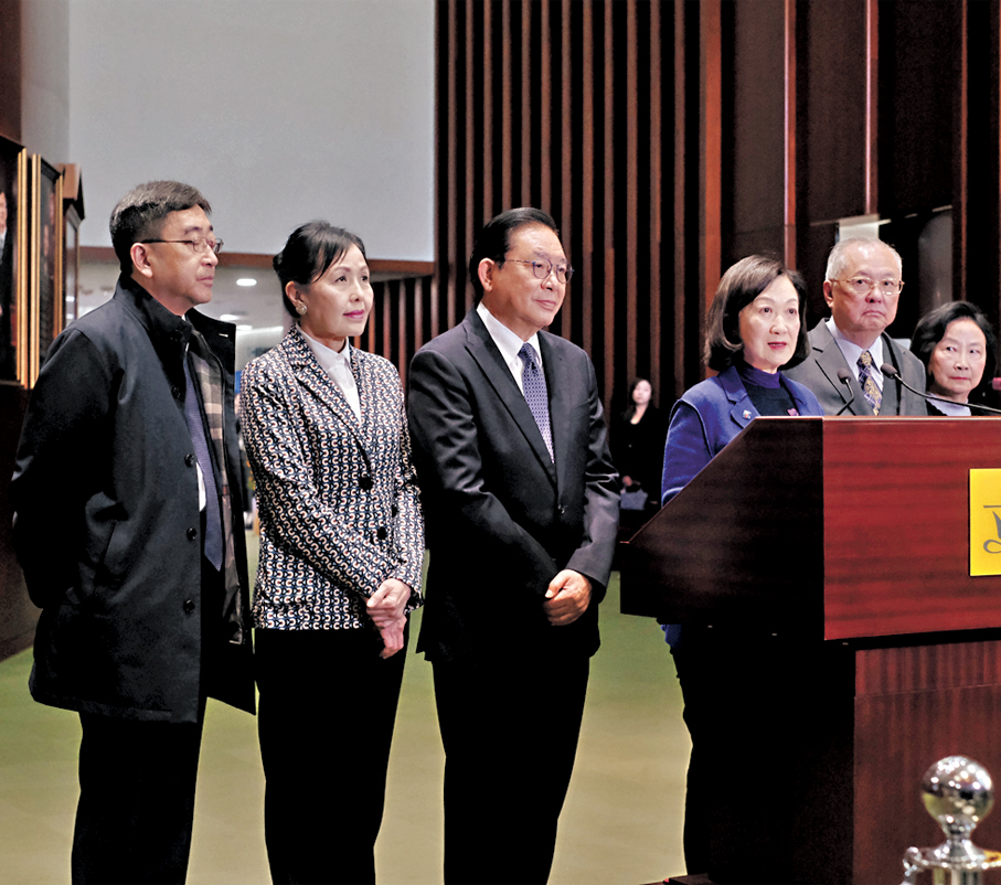 ●葉劉淑儀（右三）昨日會見傳媒時表示，預算案構思周詳、內容充實和全面，展示了前瞻思維。 香港文匯報記者涂穴  攝