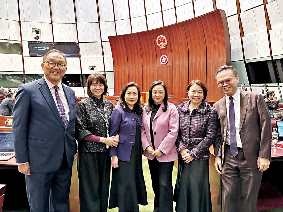 ●多位立法會議員昨日在穿搭上盡顯巧思，配合預算案紫色元素形成視覺上的「隊形」。 梁美芬Fb圖片