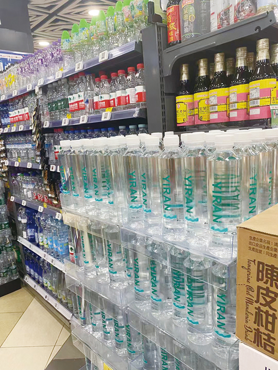 ●廣西憶然飲用水有限公司的「憶然山泉」在香港市場大放異彩。