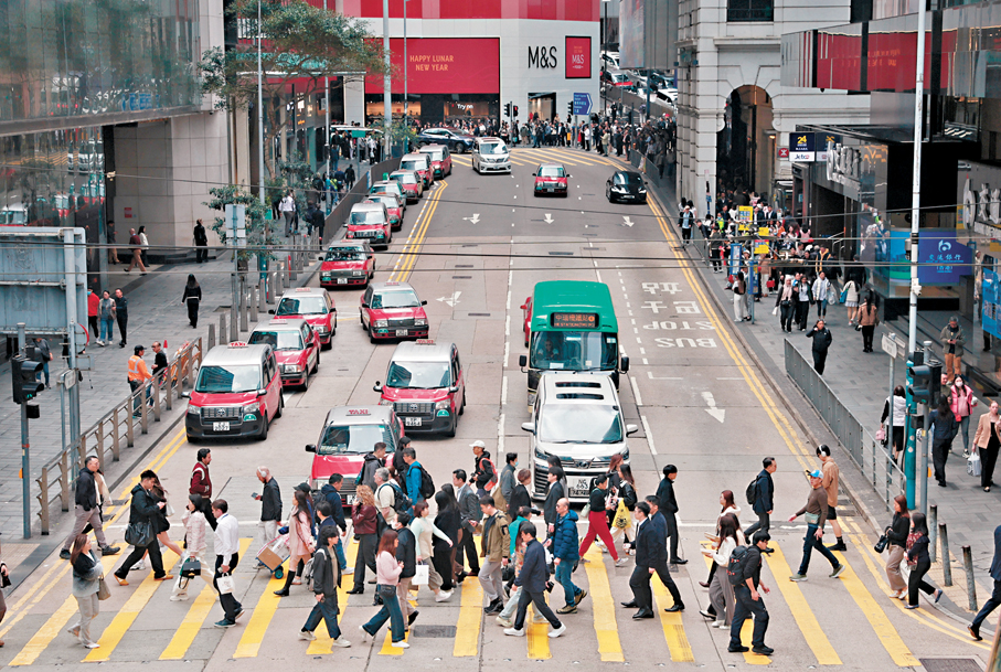 ●香港工商界支持財政預算案為主動對接國家「十五五」規劃和進一步加強香港的核心競爭力而積極部署，有助於激發香港經濟動能，加速邁向高質量發展的新階段。圖為中環金融區鬧市。 香港文匯報記者郭木又  攝