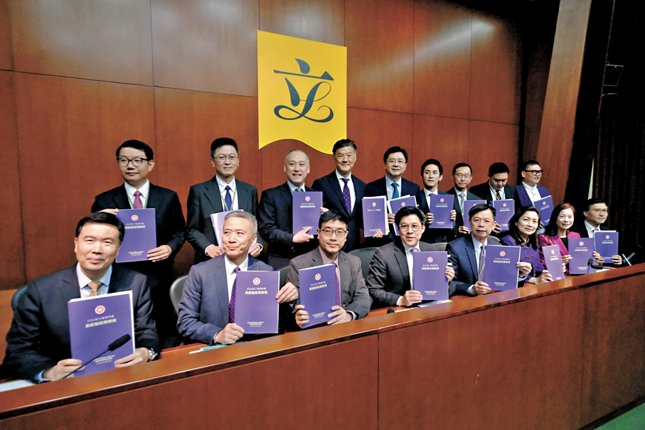 ●多名議員對新一份財政預算案表示支持，認為在財政情況改善下，可與市民共享經濟成果。   香港文匯報記者涂穴  攝