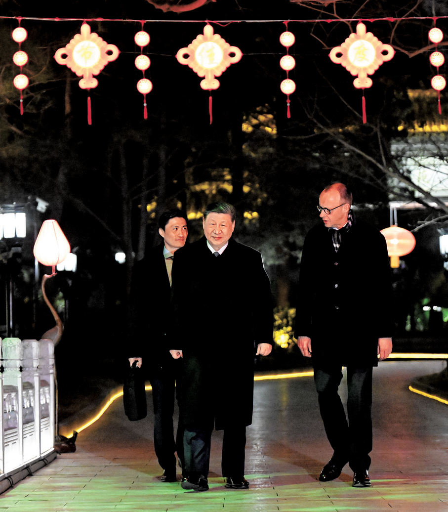 ●2月25日下午，國家主席習近平在北京釣魚台國賓館會見來華進行正式訪問的德國總理默茨。這是會見後，習近平同默茨一起散步。 新華社