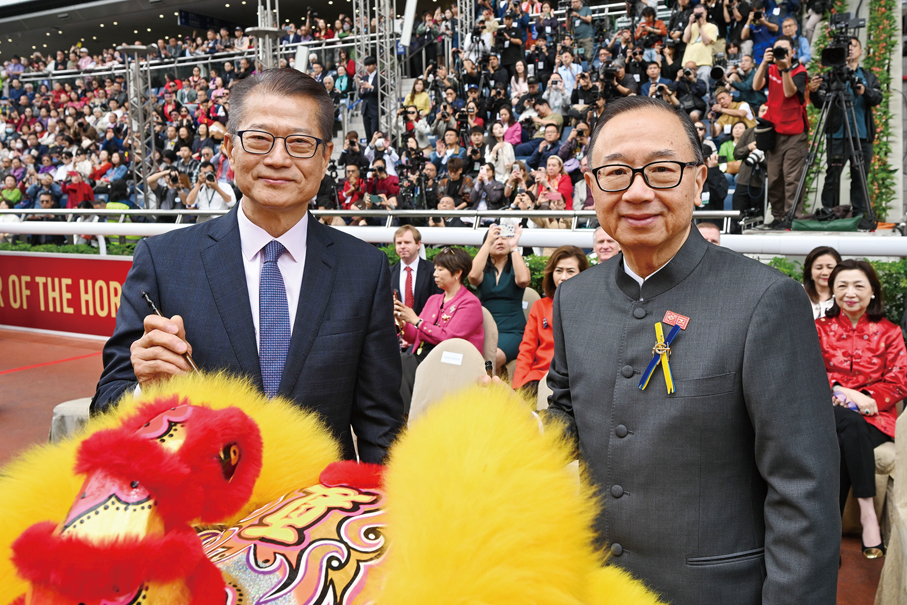 ●馬會主席廖長江（右）聯同香港特區政府財政司司長陳茂波（左）於年初三「馬年賽馬日」開幕典禮上，主持醒獅點睛儀式。