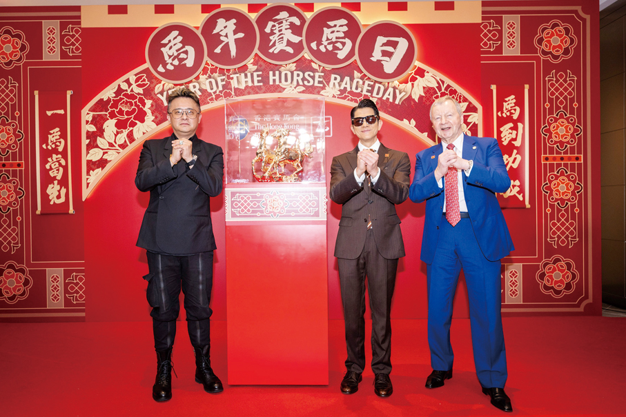 ●馬會行政總裁應家柏（右）、馬會「馬年大使」郭富城（中）及知名藝術家馬興文（左）於年初三在沙田馬場為「融馬情國際藝術巡展」揭開序幕。