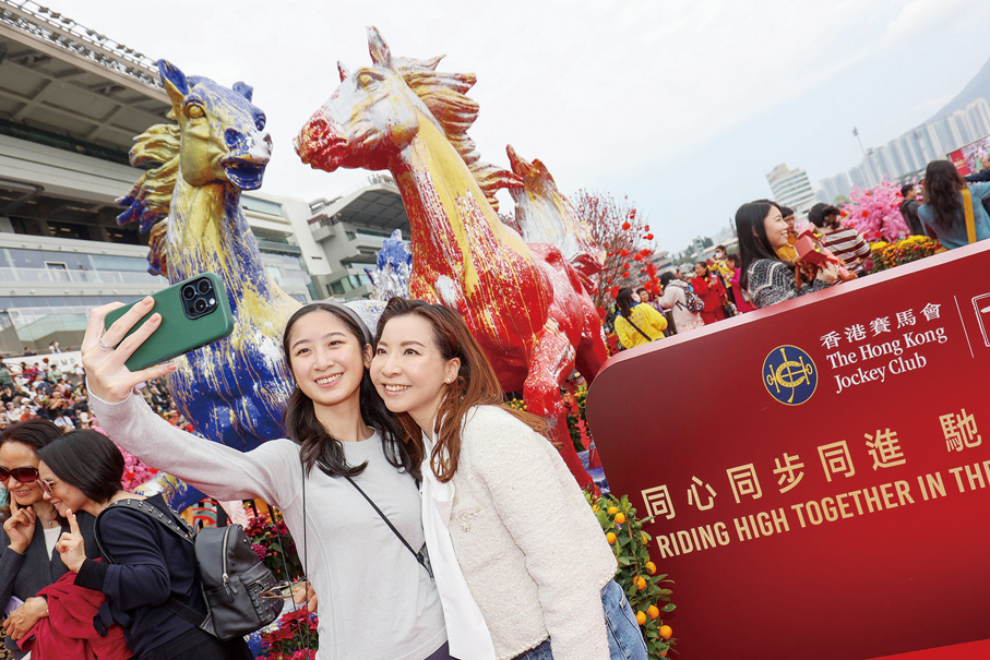 ●兩匹分別超過三米高的融馬於年初三在沙田馬場展出，吸引入場人士「打卡」留念。