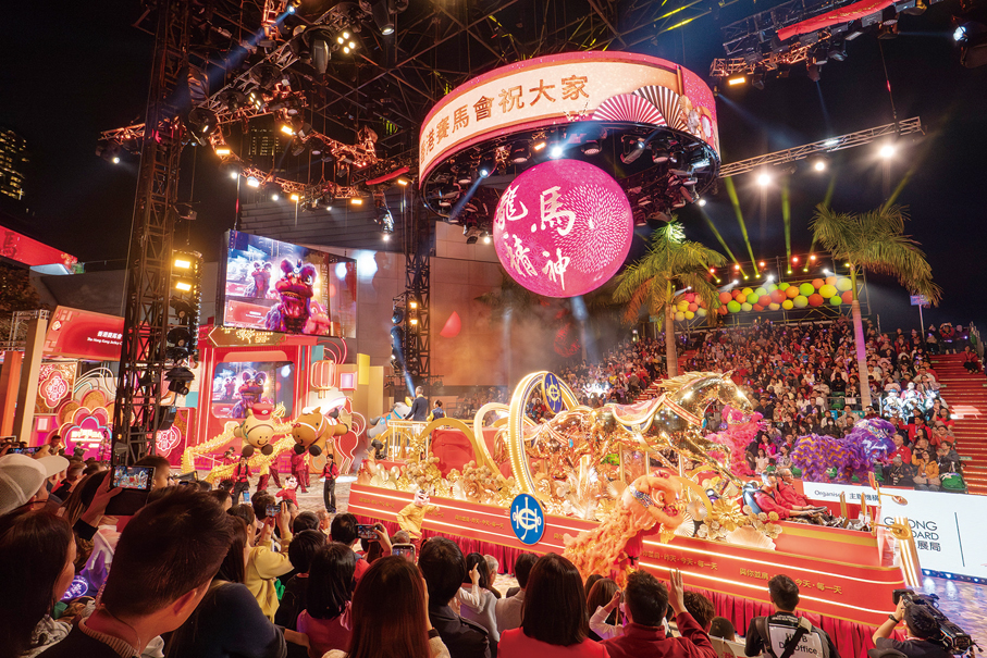 ●年初一的新春國際匯演之夜，由三匹駿馬為主題的馬會花車登場，象徵新一年朝氣蓬勃。
