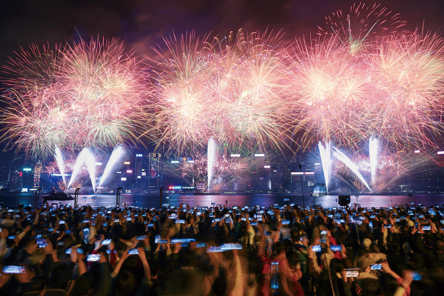 ●「香港賽馬會呈獻：『馬到功成耀香江』馬年煙花匯演」吸引大批市民在維港兩岸觀賞。