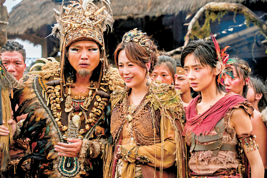 ●馬麗（中）飾演族長。