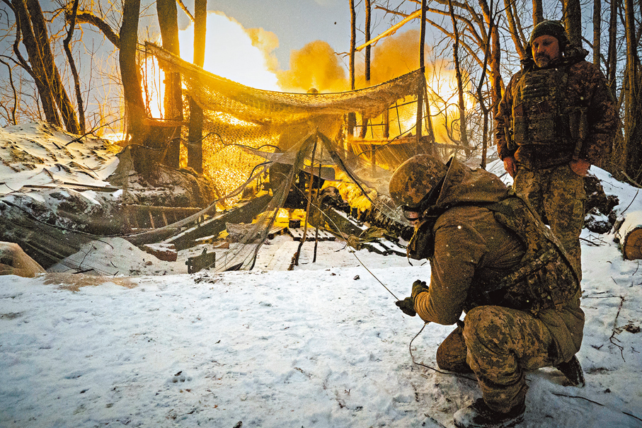 ●英法被指準備向烏提供核彈，意圖在結束戰事時爭取到更有利條件。圖為烏軍向俄方開炮。 美聯社