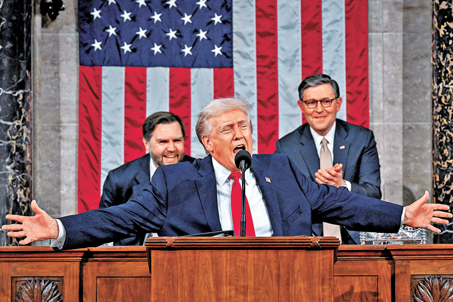●特朗普演說時展示誇張的表情及肢體動作，身後的副總統萬斯（左）及眾議院議長約翰遜趕忙鼓掌。 法新社