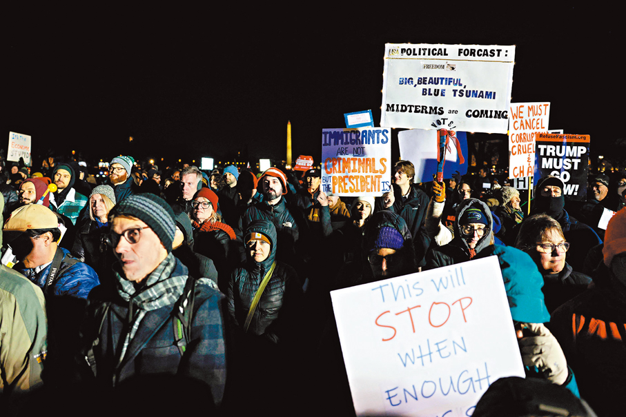 ●不滿特朗普的民眾在國會外參與「人民國情咨文」演說活動。 法新社