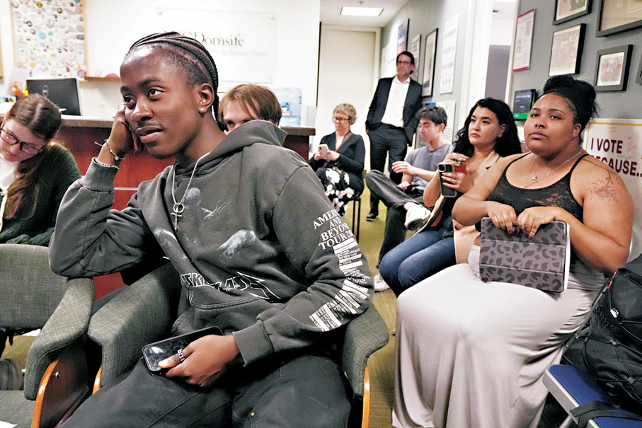 ●特朗普的說辭被指難以觸動基層。圖為民眾觀看特朗普演說。 美聯社