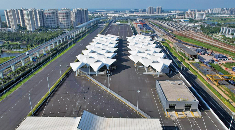 ●海口新海港和南港「二線口岸」（貨運）集中查驗場海關查驗區。 （新華社）