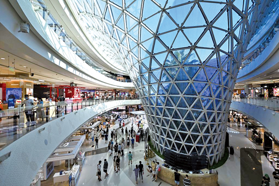 ●遊客在三亞國際免稅城購物。 （新華社）