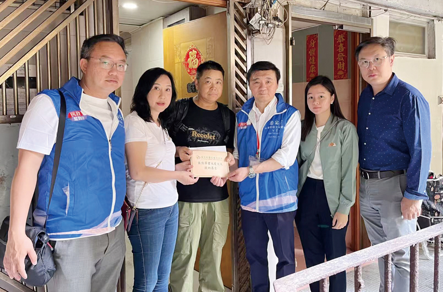 ●2024年4月10日，車弘健作為油尖旺愛心慈善基金主席，捐贈物資予在佐敦華豐大廈火災中受影響居民。