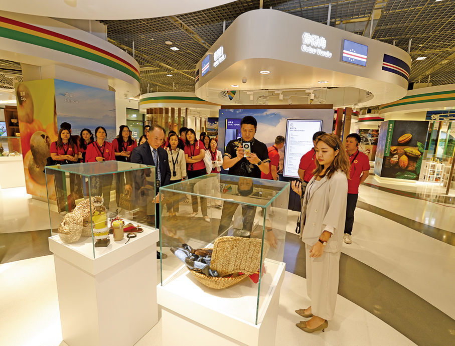 ●2024年，林中賢參觀中國與葡語國家商貿合作服務平台展示館。