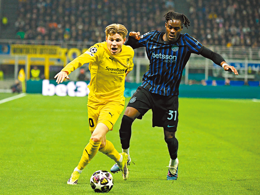 ●波杜基林特鋒將贊斯侯格（左）在比賽中。  新華社