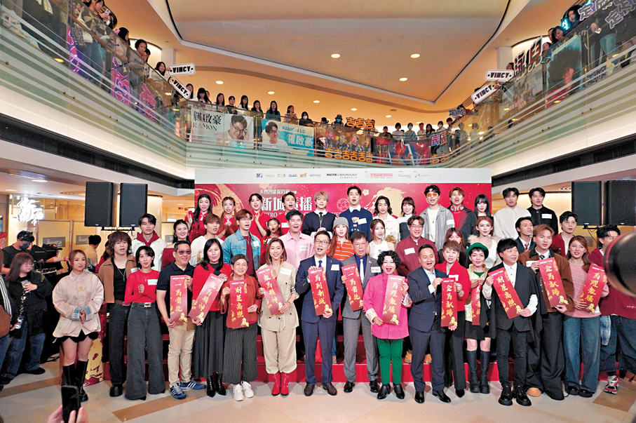 ●眾人齊賀新春。  香港文匯報記者子棠  攝