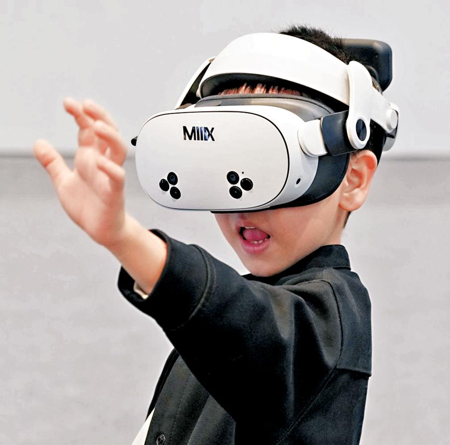 ●圖為香港國際AI藝術節，小朋友頭戴VR裝置進行沉浸式體驗。