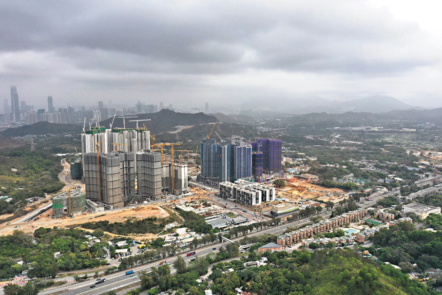 ●標普認為，香港目前的公共財政狀況有能力支撐其龐大的基建計劃。圖為古洞新發展區。香港文匯報記者曾興偉  攝