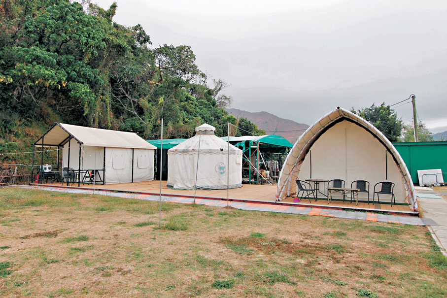 ●協天宮對出一片草地是露營營地，設有蒙古包及露營帳幕。 香港文匯報記者黃艾力 攝