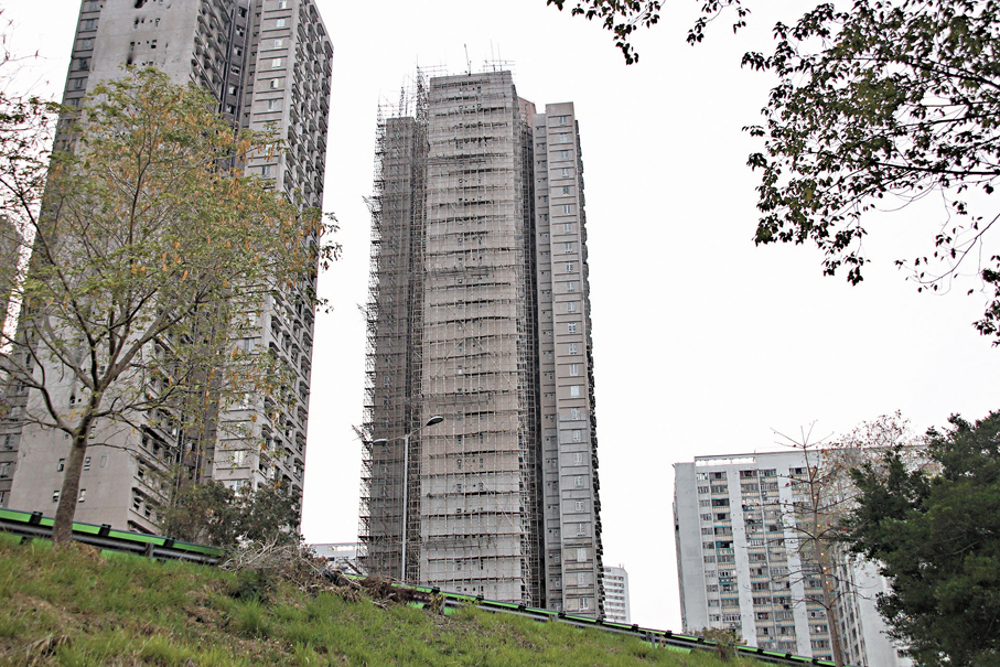 ●鄧家彪表示，沒被大火波及的宏福苑宏志閣，有逾90戶傾向政府收購業權。圖為宏福苑宏志閣。 香港文匯報記者黃艾力  攝