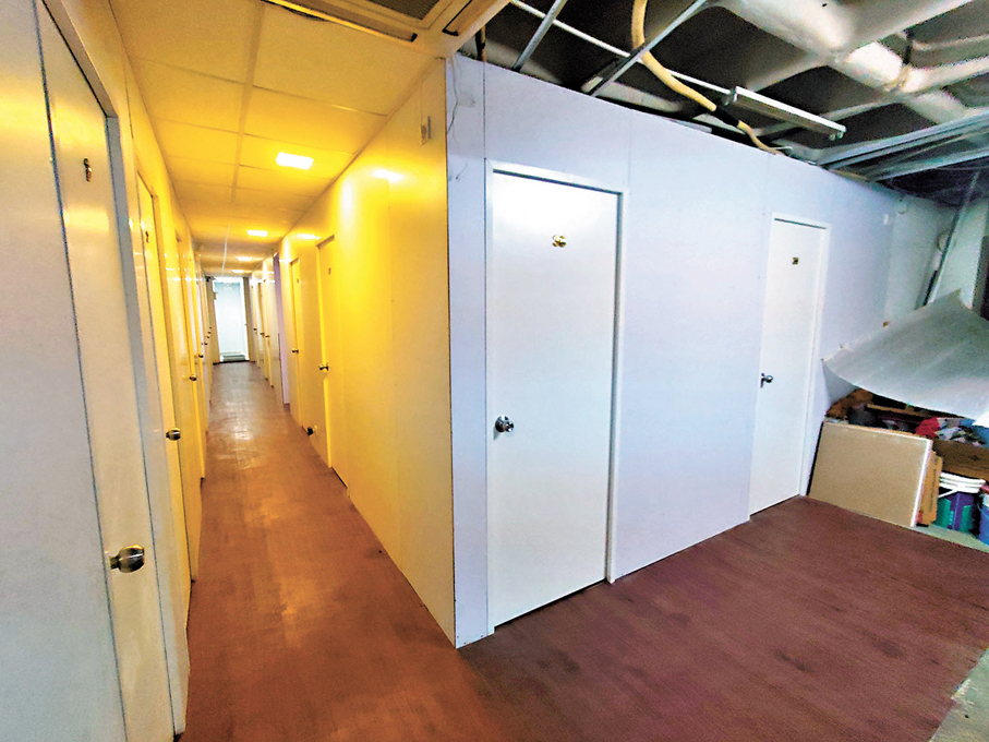 一劏四十●荃灣一座工業大廈內有劏房營運，單位被劏成近40間房間。