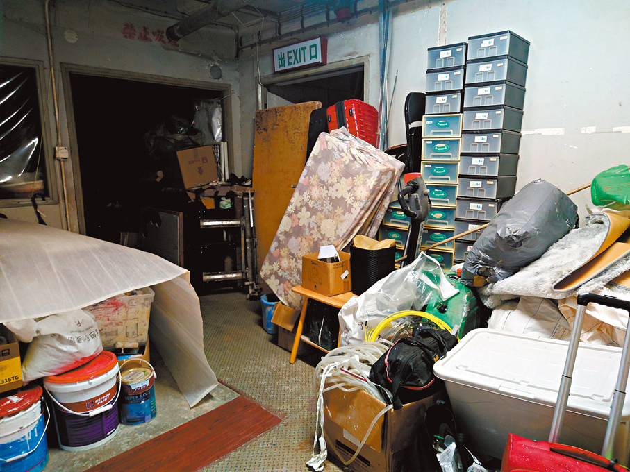 一劏四十●工廈劏房內的公共區域堆積不少雜物，潛藏消防危機。