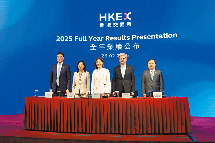 ●港交所(0388)去年淨利潤同比大升36%至177.5億元。圖中為港交所行政總裁陳翊庭。