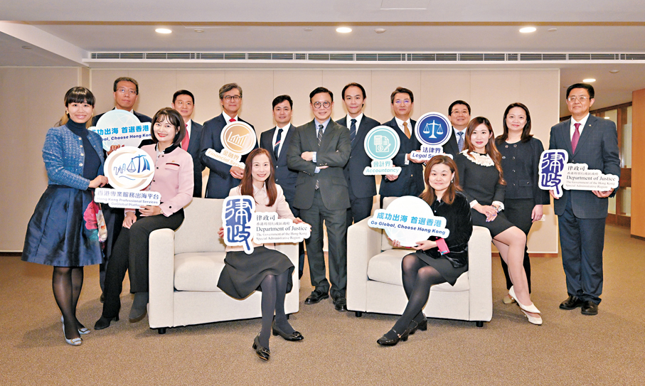 ●張國鈞與專家委員在會議前合照。