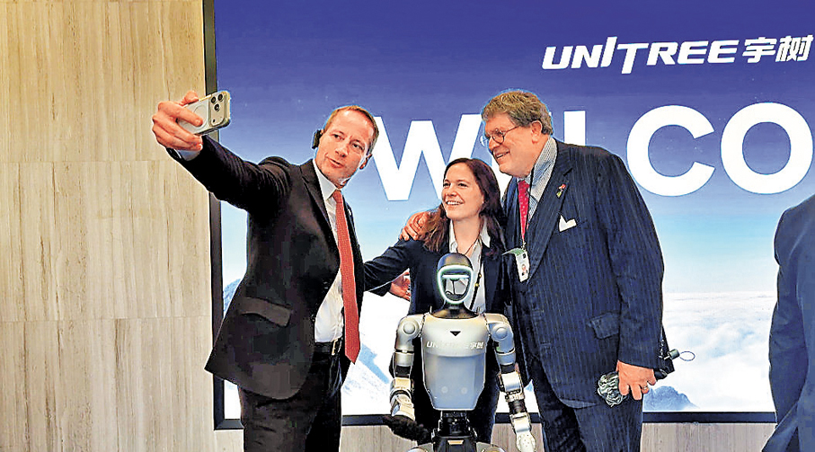 ●德企高管們紛紛與宇樹機器人合影。 香港文匯報浙江傳真