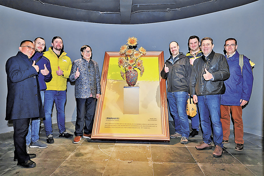 ●德國外交官參觀江南銅屋，體驗中國非遺文化。 香港文匯報浙江傳真