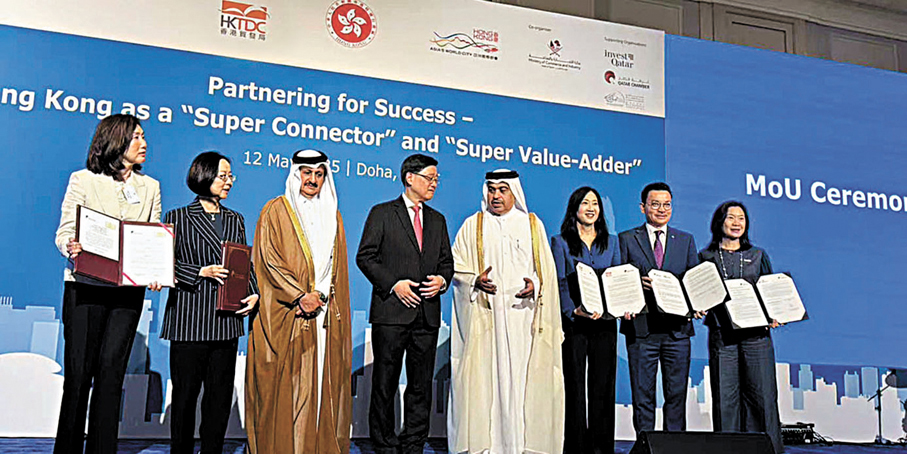 ●香港總商會主席陳瑞娟(左二)於多哈與卡塔爾工商會簽署合作備忘錄。