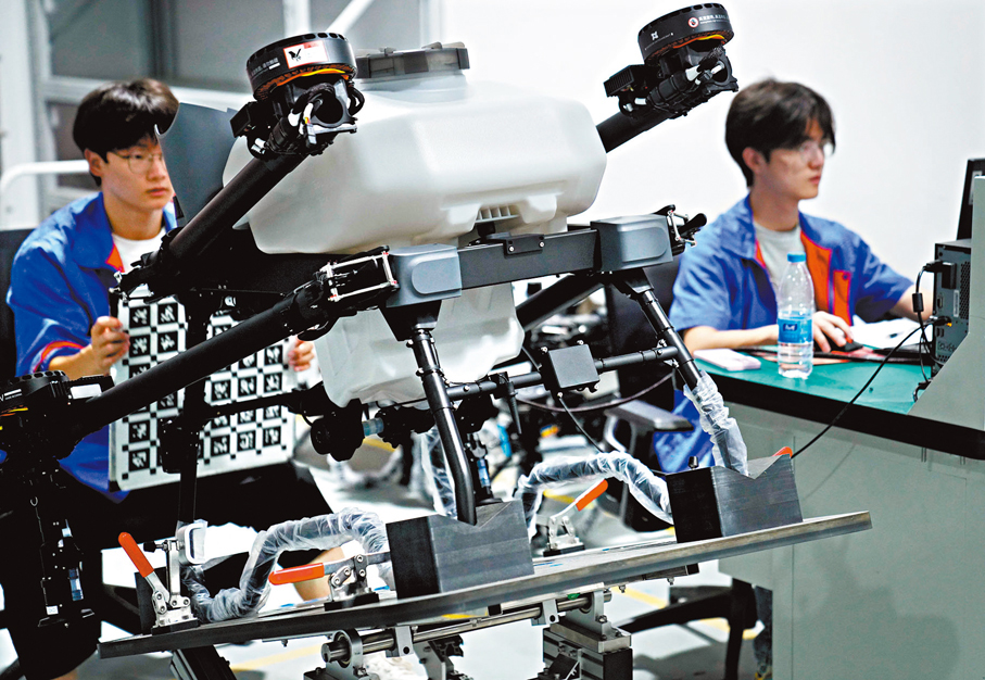 ●「中國製造」向「中國智造」轉型。圖為工作人員在測試無人機的避障功能。 資料圖片