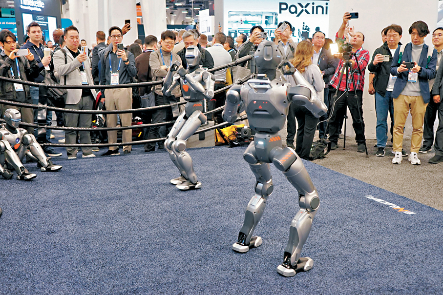 ●今年初，人們在國際消費電子展上參觀深圳眾擎機器人展區。 資料圖片