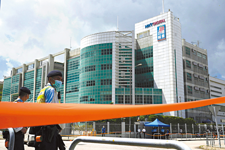 ●黎智英與時任壹傳媒集團行政總監黃偉強涉嫌違反租契，隱瞞力高顧問公司違規使用位於將軍澳工業邨的蘋果大樓22年。 資料圖片