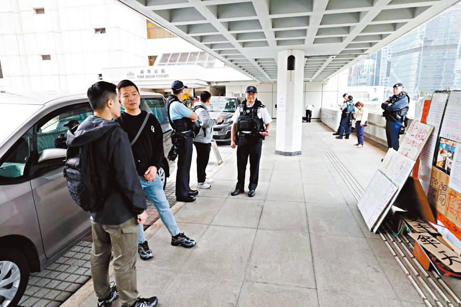 ●警員在法庭外戒備。 香港文匯報記者劉友光  攝