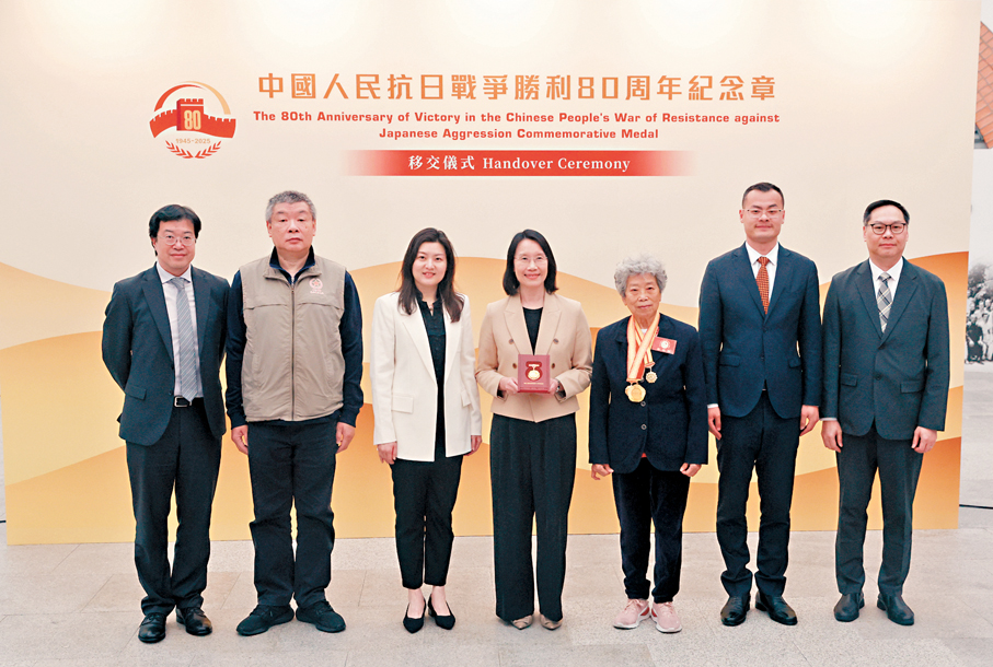 ●抗戰勝利80周年紀念章移交儀式昨日在香港抗戰及海防博物館舉行。 香港文匯報記者郭木又  攝