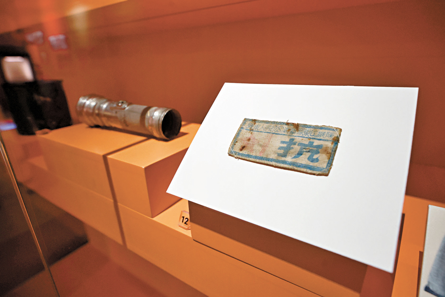 ●展品包括1945年東江縱隊布胸章及隊員所用望遠鏡等珍貴抗戰文物。 香港文匯報記者郭木又  攝