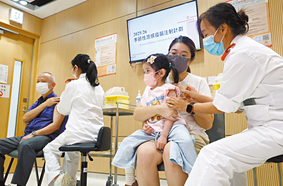 ●流感活躍程度反彈，衞生署籲市民從速接種疫苗。圖為護士為老人小孩接種疫苗。   資料圖片