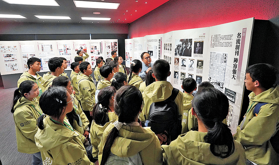 ●「山海相約 雲港同行」學生到訪大文集團報史館參觀。 香港文匯報記者曾興偉  攝