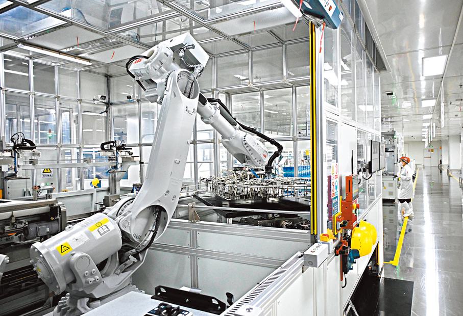 ●AI基建投資正引發記憶體供應鏈的結構性轉變。圖為工業機器人在海信視像青島工廠智能裝配線上忙碌。 資料圖片