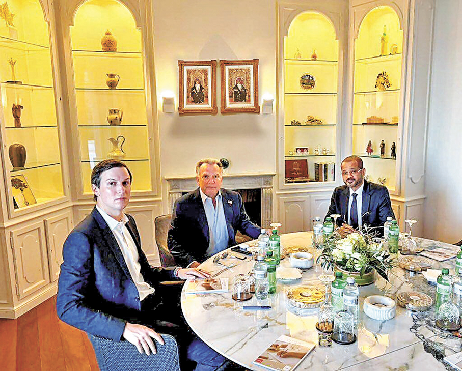 ●美國中東問題特使威特科夫（中）及特朗普女婿庫什納（左）與阿曼外交大臣巴德爾會晤。 美聯社