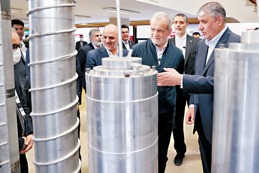 ●伊朗堅持保留濃縮鈾權利等要求。圖為伊朗總統佩澤希齊揚（前排右二）視察核設施。 資料圖片