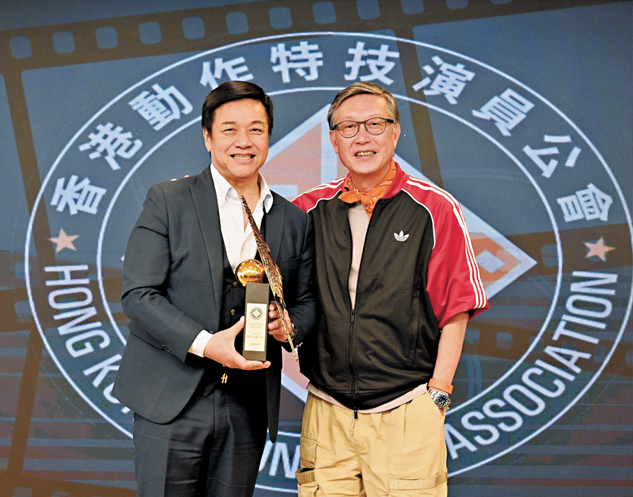 ●劉偉強（右）為唐季禮頒獎。   大會供圖