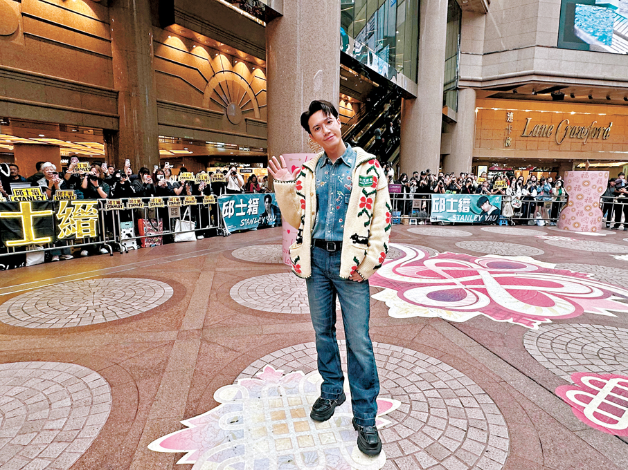 ●邱士縉昨日獲大班粉絲到場應援。  香港文匯報記者子棠 攝