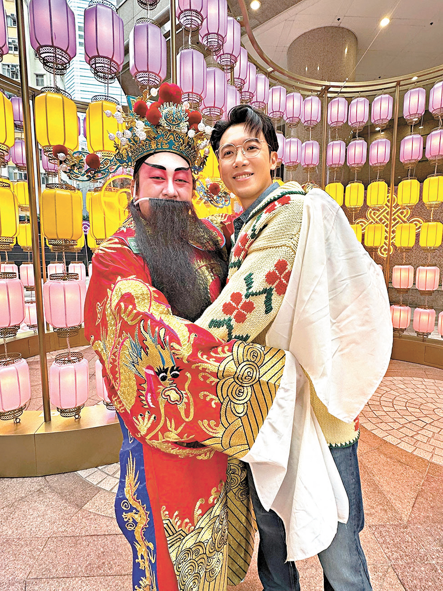 ●邱士縉擁抱「財神」沾財氣。   香港文匯報記者子棠 攝