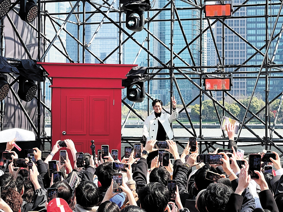 ●周冠宇現身嘉年華與車迷見面。